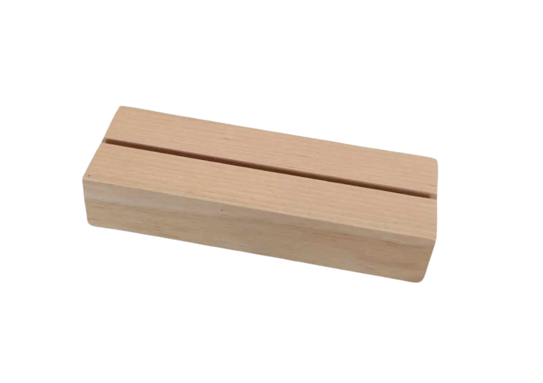 Porte numéro en bois pâle