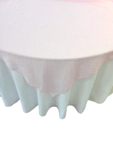 Sur-nappe rose pâle avec broderie carotté