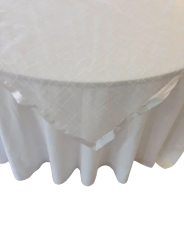 Sur-nappe organza blanche avec broderie carreauté et contour satiné