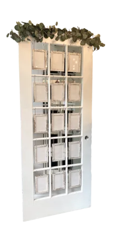 Porte blanche avec cadre pour plan de table/photos