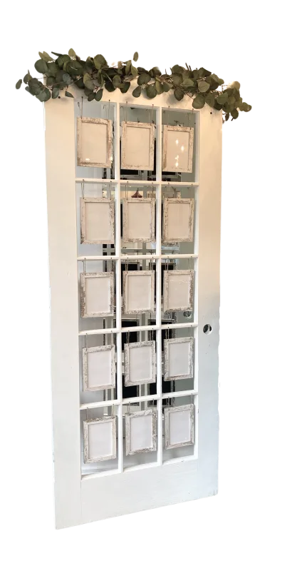 Porte blanche avec cadre pour plan de table/photos