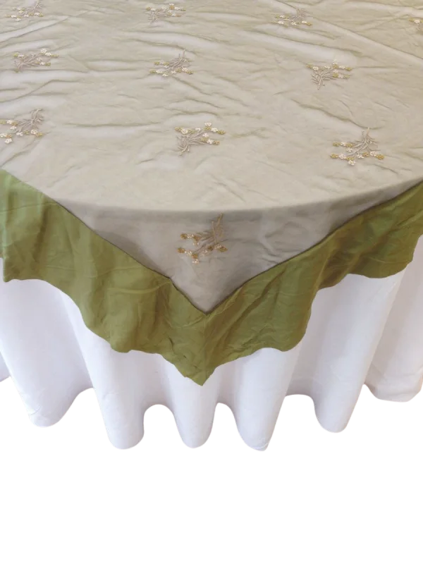 Sur-nappe organza vert floral avec contour satiné