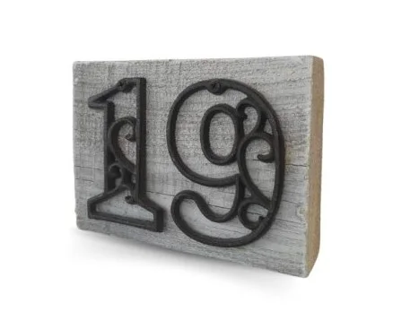 Numéro de table en bois avec chiffre en fer forgé